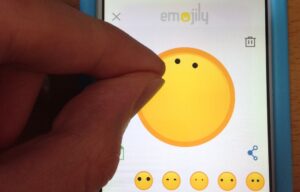 Gesto con tus dedos para que los ojos o cualquier otro elemento de tu emoji se vuelva más pequeño.