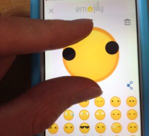 Gesto con tus dedos para que los ojos o cualquier otro elemento de tu emoji se vuelva más grande.
