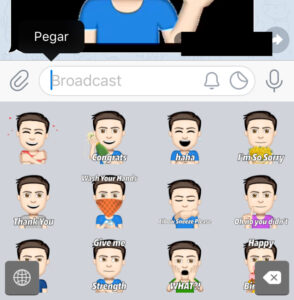 Lista de emojis de Emoji Me en el teclado del iPhone, y la opción “Pegar”.