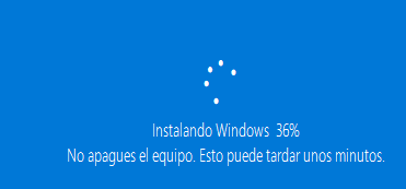 Windows mostrando el mensaje “Instalando Windows 36%” mientras se reinicia y se restablece.