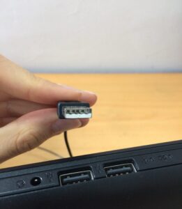 Cable USB A y puertos USB A de un portátil.