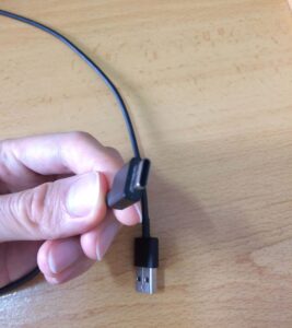 Cable de un móvil en donde una mitad es USB C y la otra mitad es USB A.