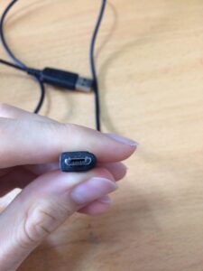 Cable Micro USB tipo B.